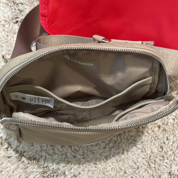 Lululemon Everywhere Belt Bag Trench White Opal Adjustable Sling Crossbody NWT - Picture 6 of 10